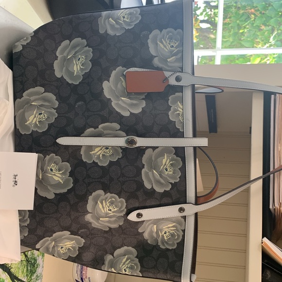 Coach shoulder tote bag 16-18” W. 10” Tall. 6” deep. Shoulder strap 31” - Picture 2 of 12